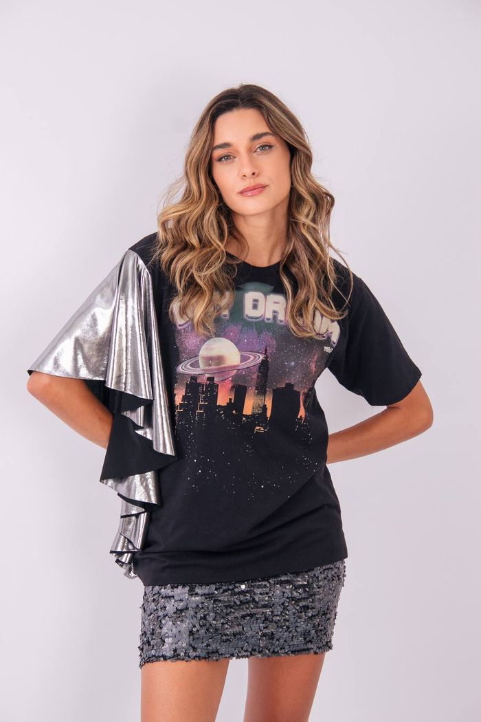 CAMISETA T-SHIRT ASSIMÉTRICA COM BABADOS DAY DREAM