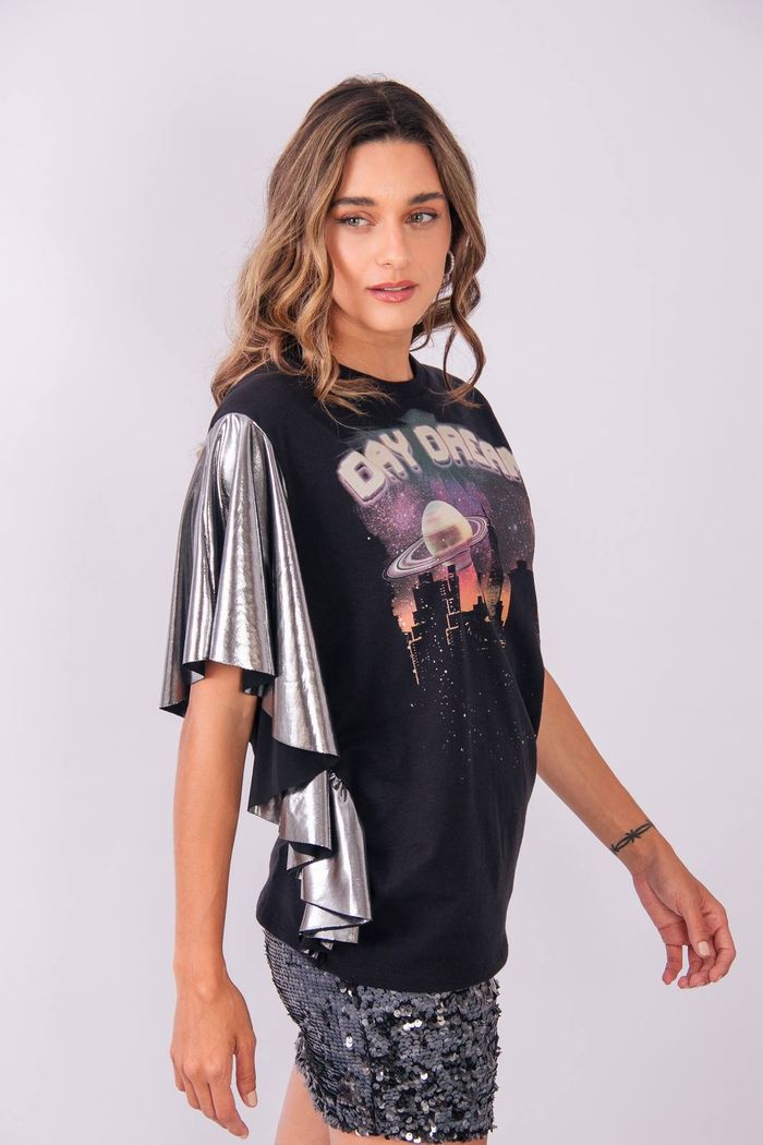 CAMISETA T-SHIRT ASSIMÉTRICA COM BABADOS DAY DREAM