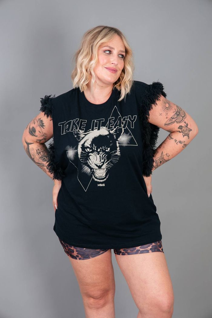 REGATA AMPLA PRETA COM PLUMAS NA CAVA TAKE IT EASY