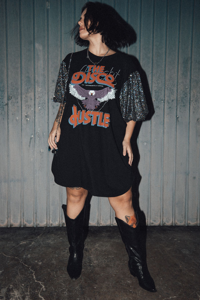 VESTIDO CAMISETÃO PRETO COM MANGAS BUFANTES DE PAETÊ DISCO