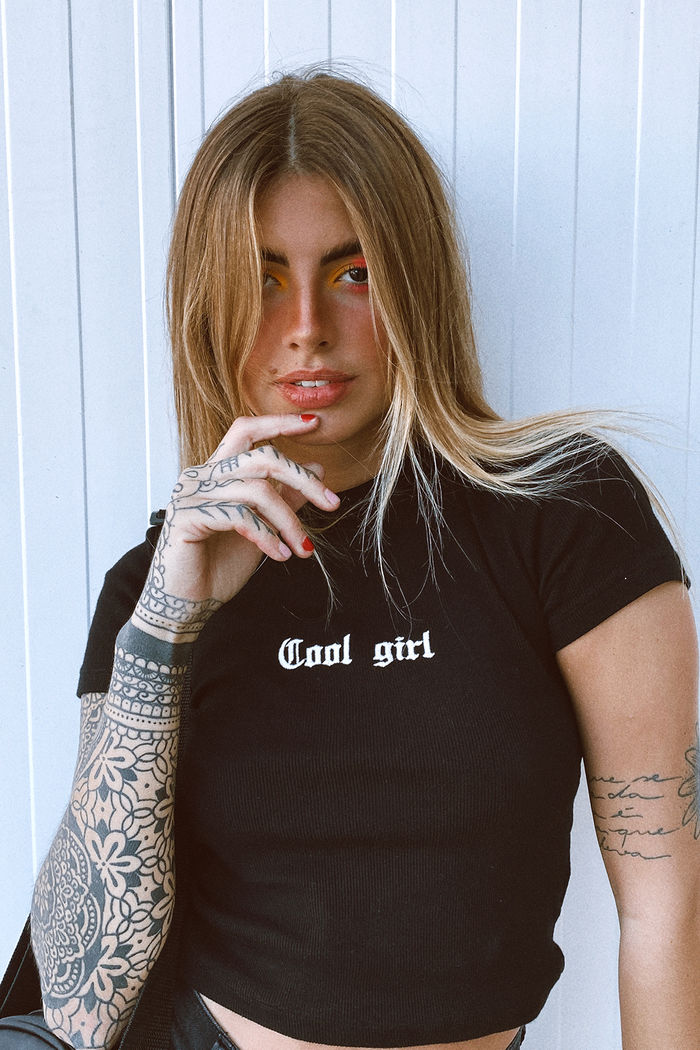 BLUSA CANELADA PRETA COM BORDADO COOL GIRL