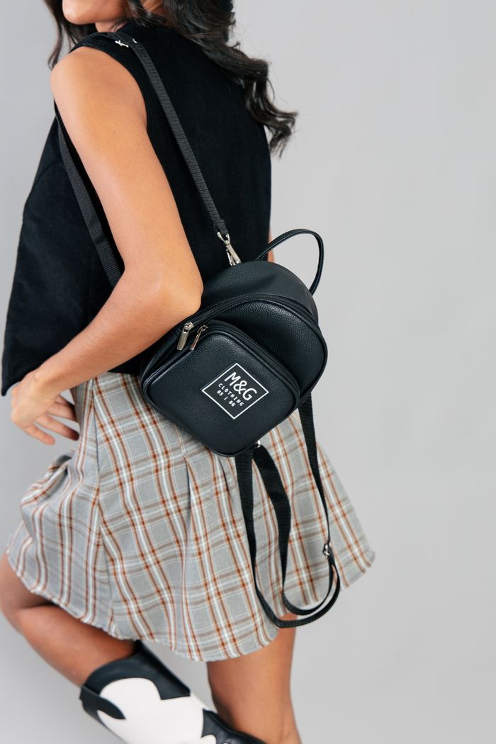 BOLSA / MINI MOCHILA NAPA PRETA