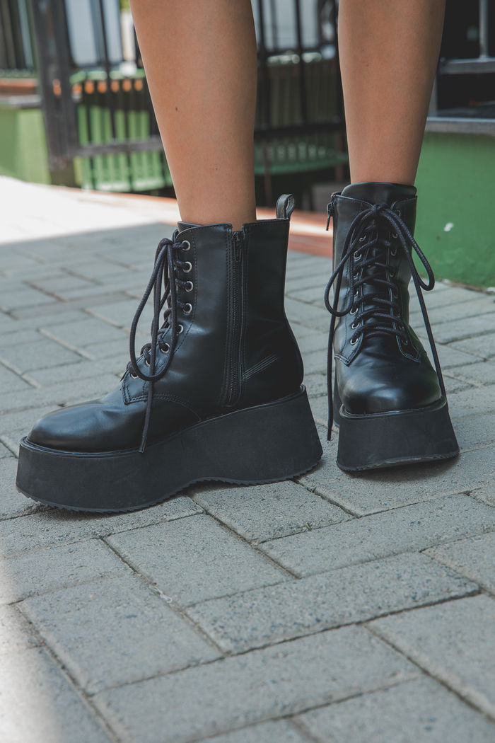 COTURNO PLATAFORMA COM CADARÇO PRETO