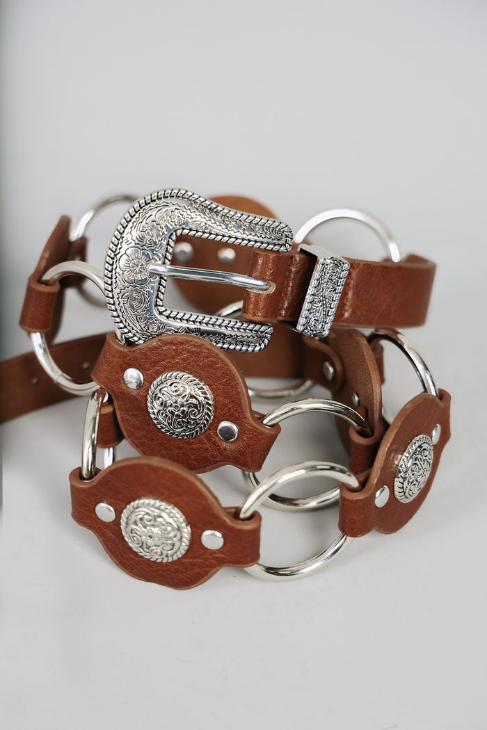 CINTO MARROM ARGOLAS E APLICAÇÕES PRATA