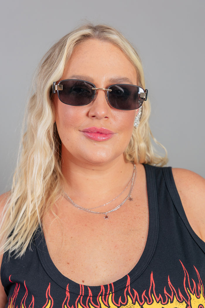 ÓCULOS QUADRADO DOURADO HASTE PRETA