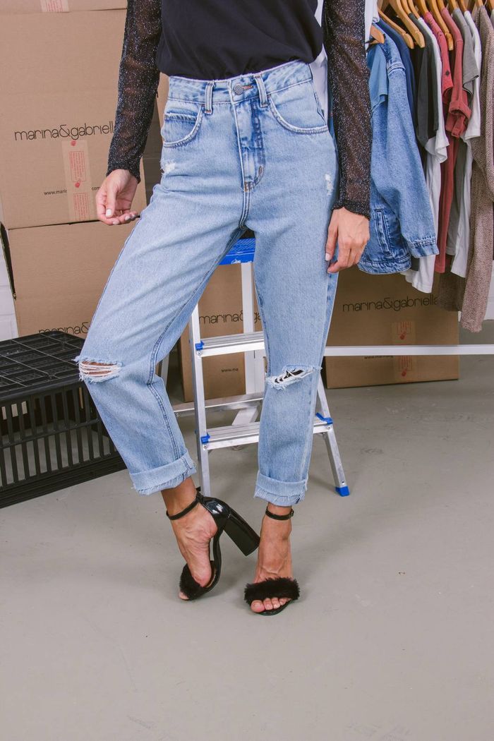 CALÇA JEANS COM RECORTE JOELHO