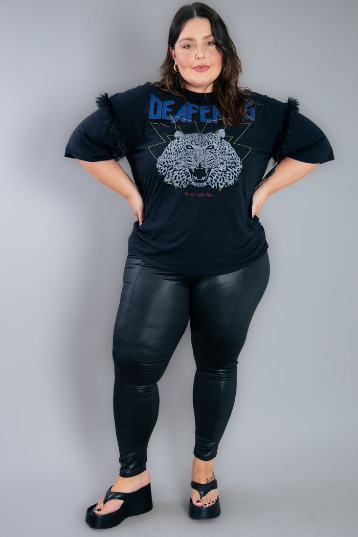 T-SHIRT PRETA COM PLUMAS DEAFENING