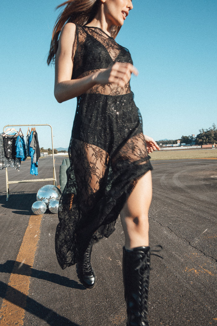 VESTIDO MIDI DE RENDA PRETA COM RACHA