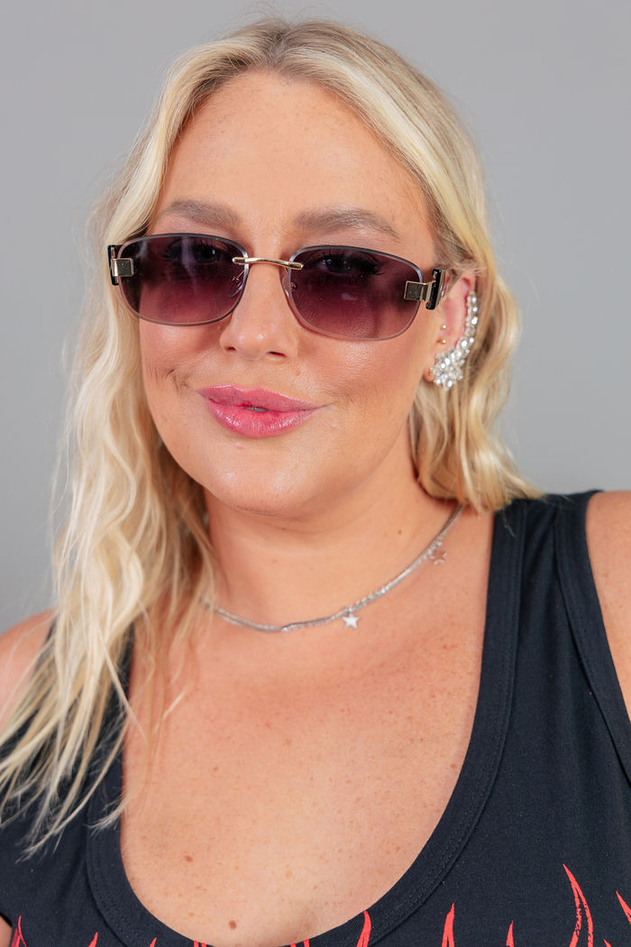 ÓCULOS QUADRADO DOURADO HASTE PRETA LENTE DEGRADÊ