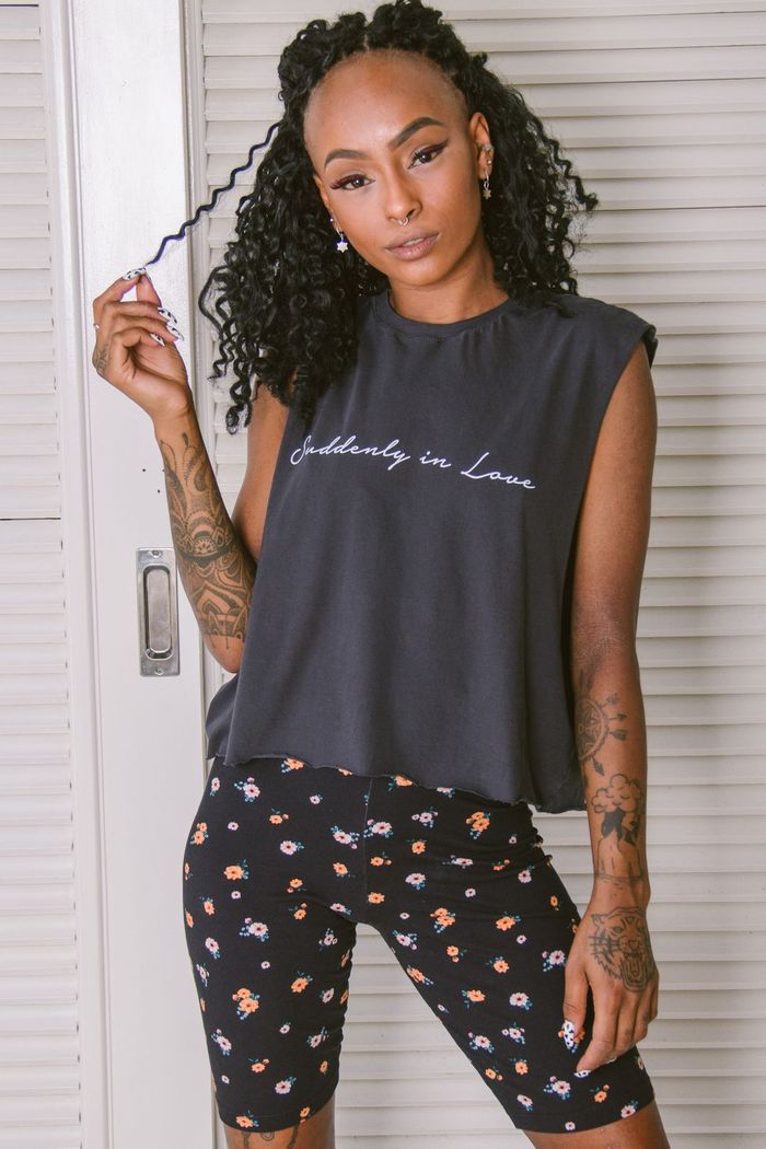 MUSCLE TEE CROPPED SUDDENLY IN LOVE