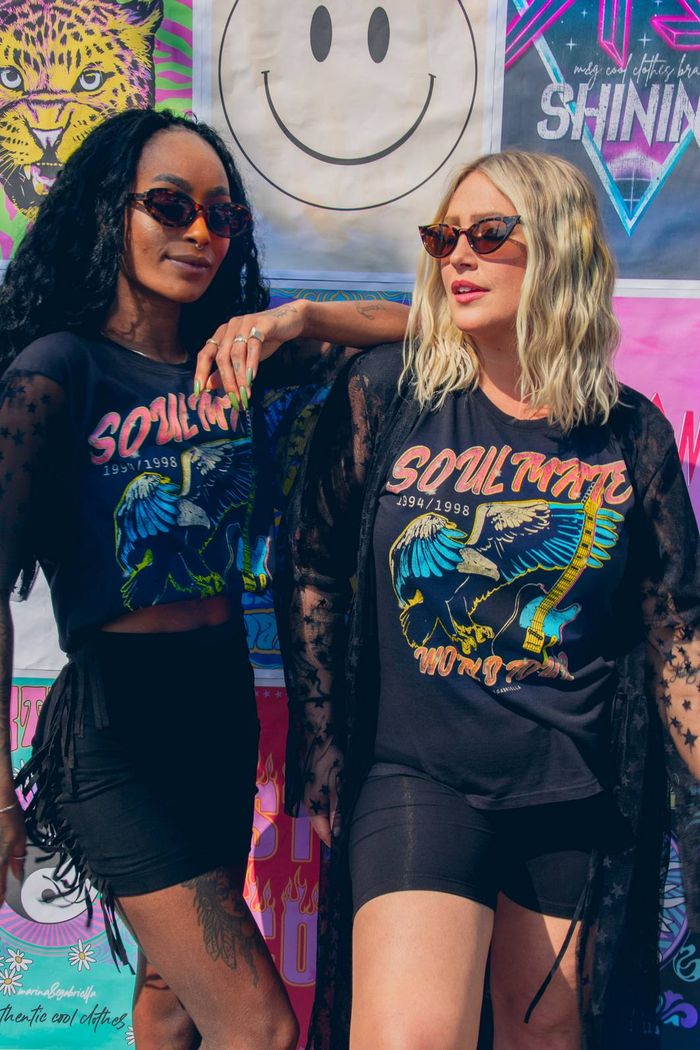 T-SHIRT PRETA COM MANGA TULE ESTRELAS SOULMATE