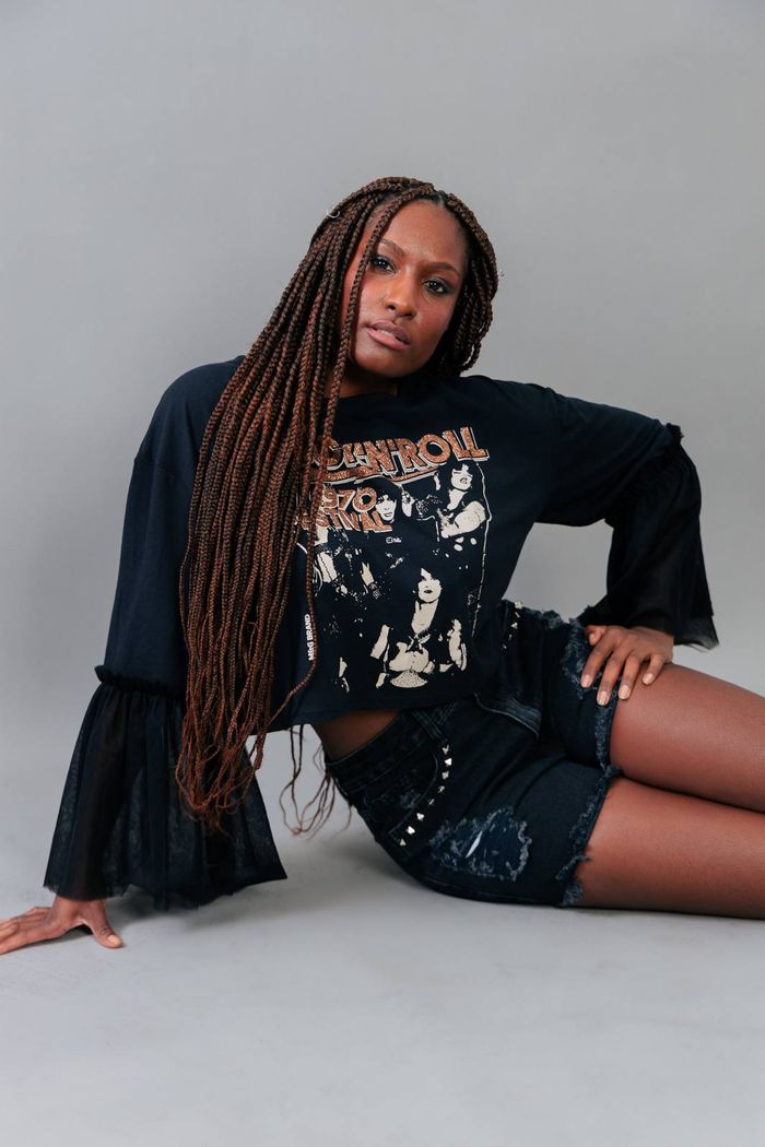 BLUSA CROPPED PRETO COM MANGA DE TULE ROCK'N'ROLL