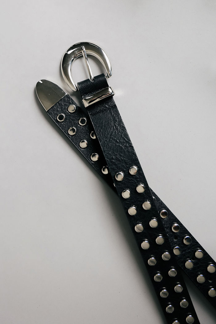 CINTO PRETO DUPLO TACHAS PRATA