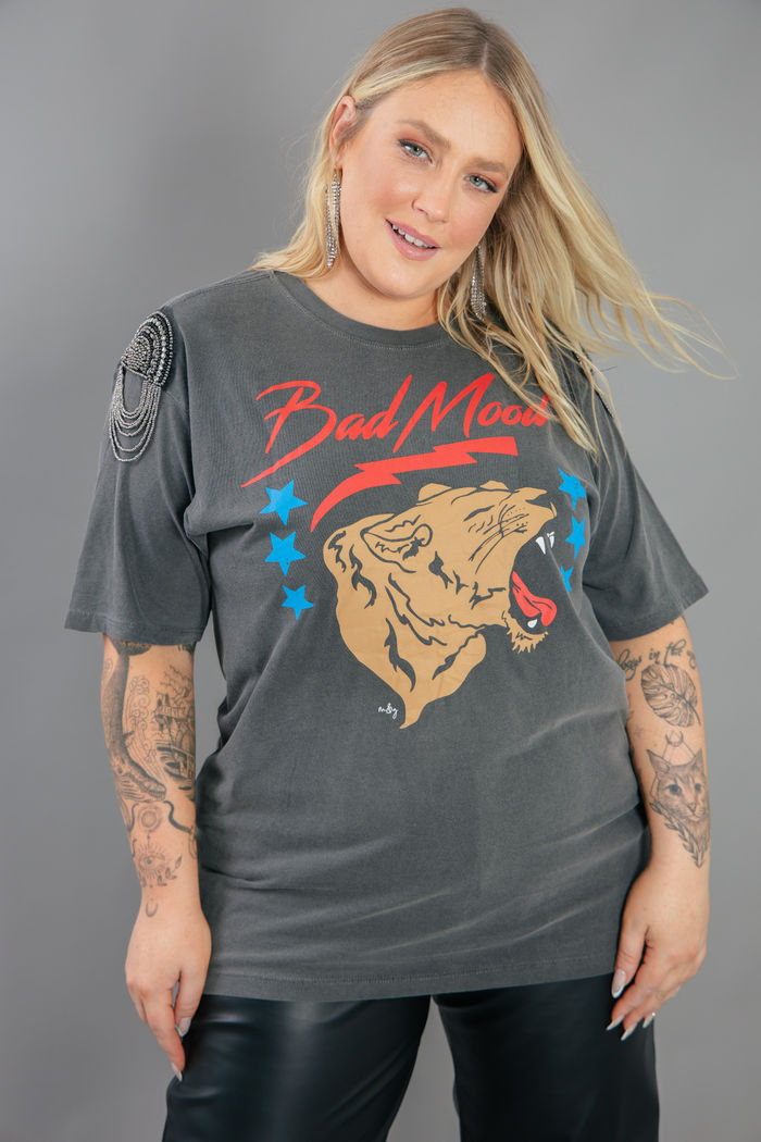 CAMISETA T-SHIRT BOYFRIEND CHUMBO COM OMBREIRA BAD MOOD