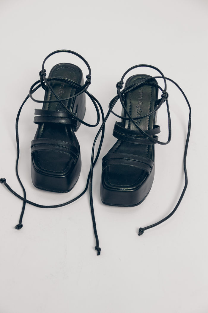 SANDÁLIA PLATAFORMA PRETA GLADIADOR