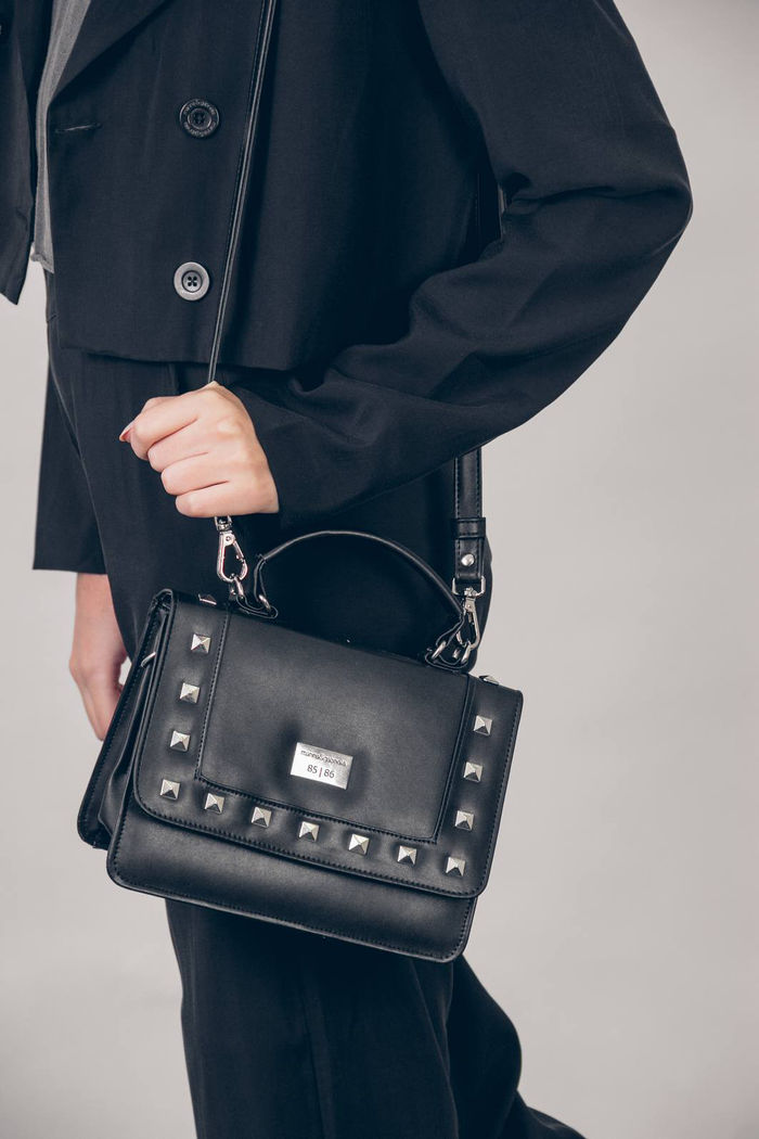 BOLSA COM TACHAS PRETO