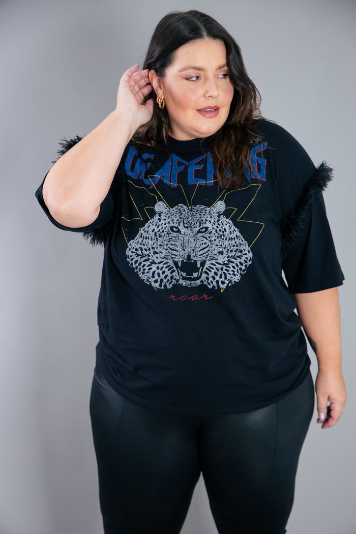 T-SHIRT PRETA COM PLUMAS DEAFENING