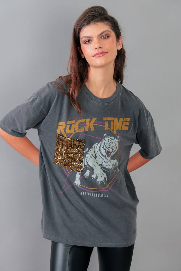 CAMISETA T-SHIRT CHUMBO COM BOLSO DE PAETES DOURADO ROCK TIME