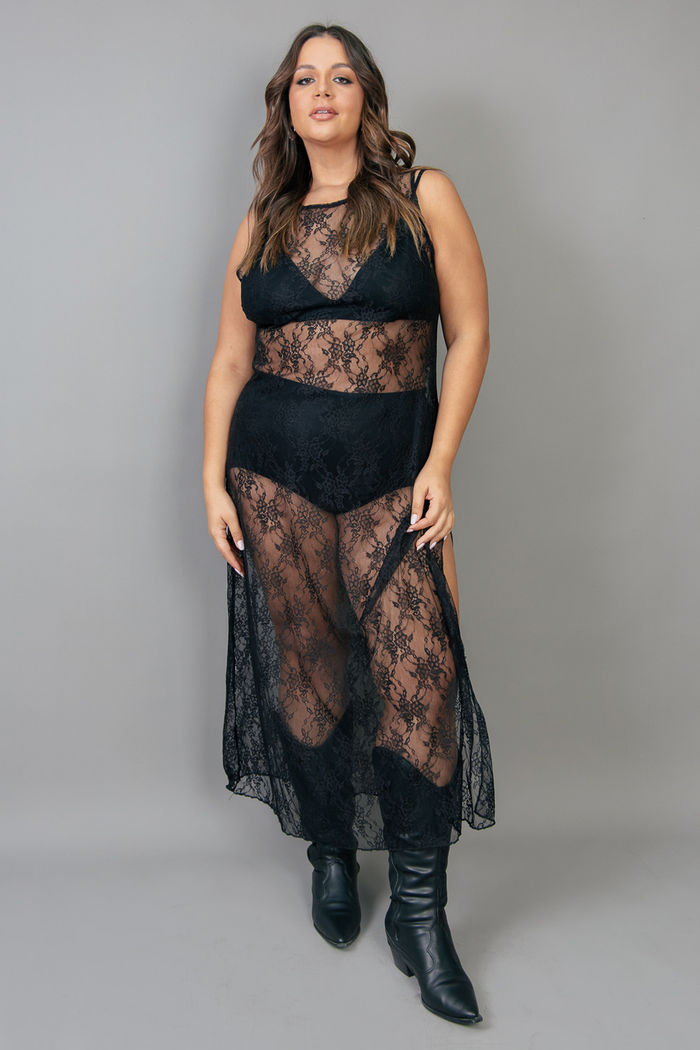 VESTIDO MIDI DE RENDA PRETA COM RACHA