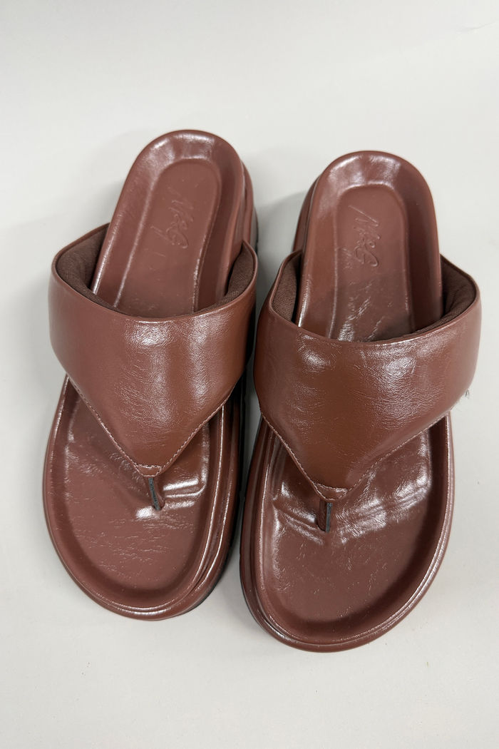 CHINELO DE DEDO FLAT MARROM