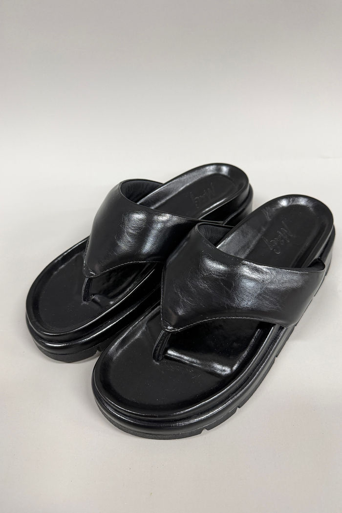 CHINELO DE DEDO FLAT PRETO