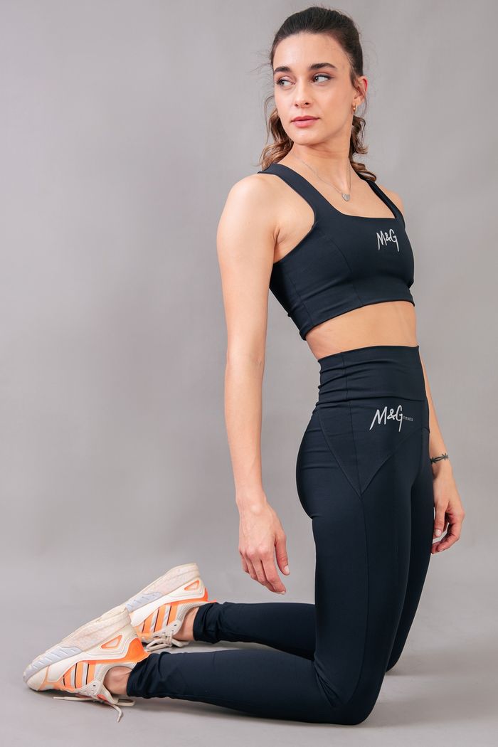 CALÇA LEGGING PRETA COM RECORTES