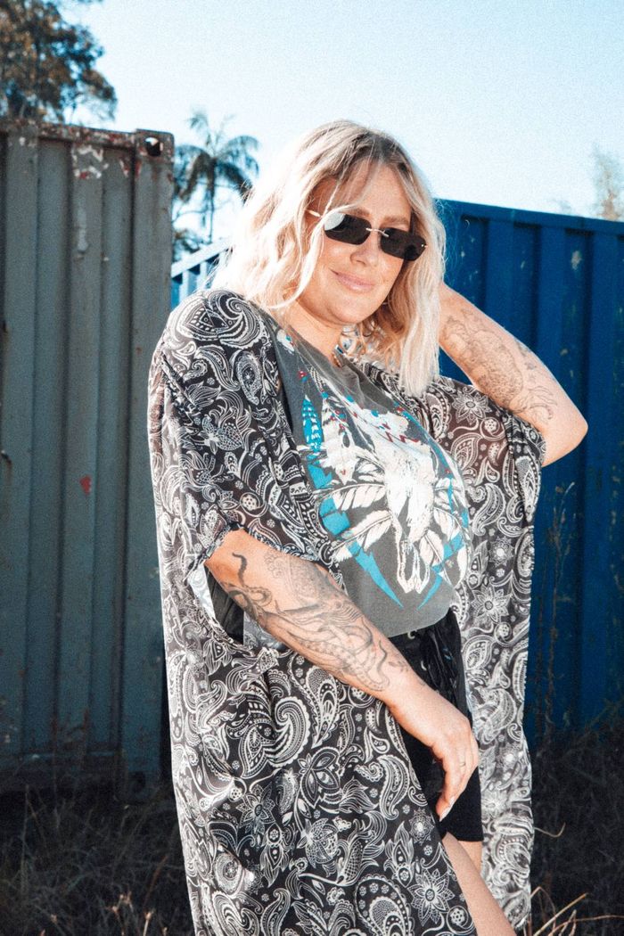 KIMONO AMPLO COM TRANSPARÊNCIA