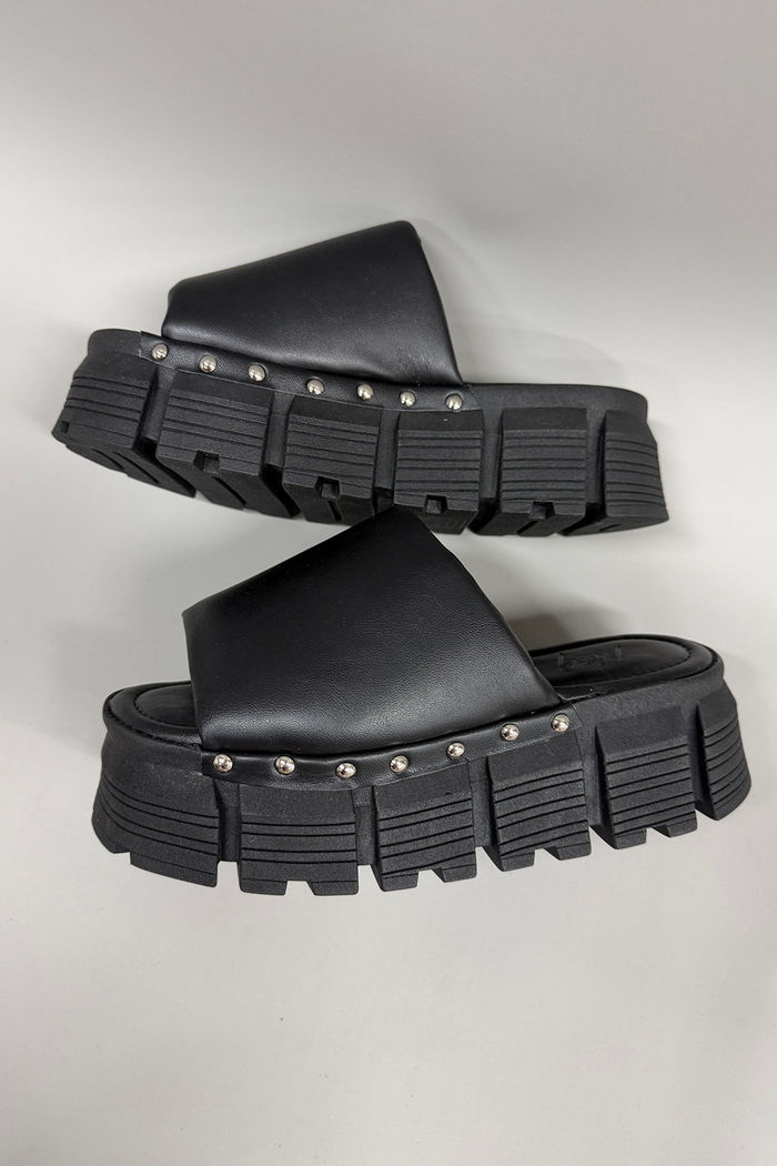 TAMANCO PRETO PUFFY COM TACHAS