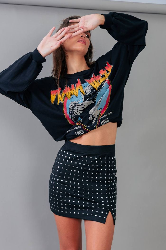 SAIA PRETA COM RACHA E TACHAS