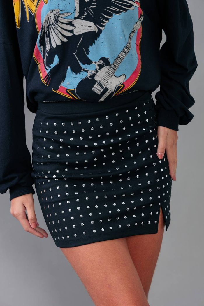 SAIA PRETA COM RACHA E TACHAS