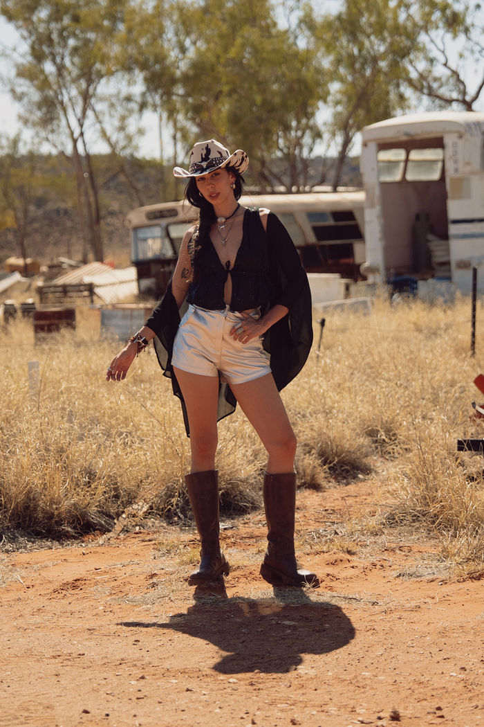 TOP CROPPED DE PAETÊS PRETO COM AMARRAÇÃO