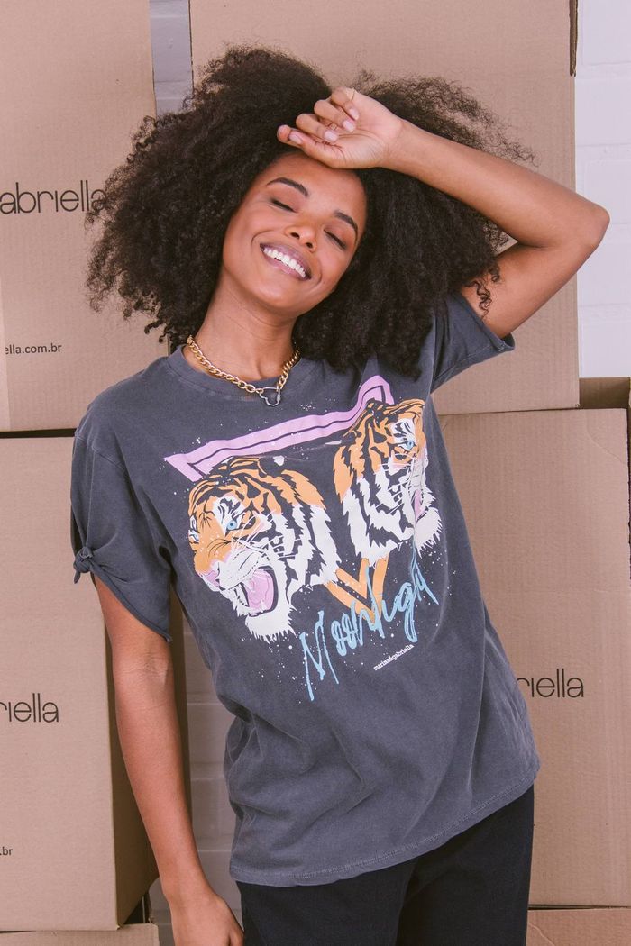 T-SHIRT CHUMBO COM NÓ NA MANGA MOONLIGHT