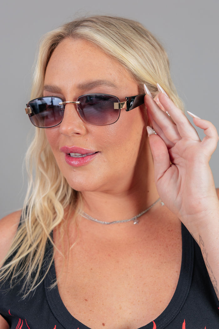 ÓCULOS QUADRADO DOURADO HASTE PRETA LENTE DEGRADÊ