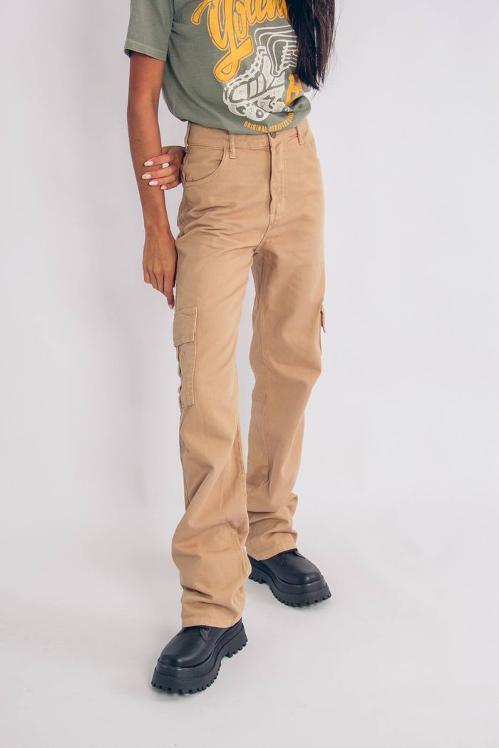 CALÇA DE SARJA CAQUI COM BOLSO CARGO