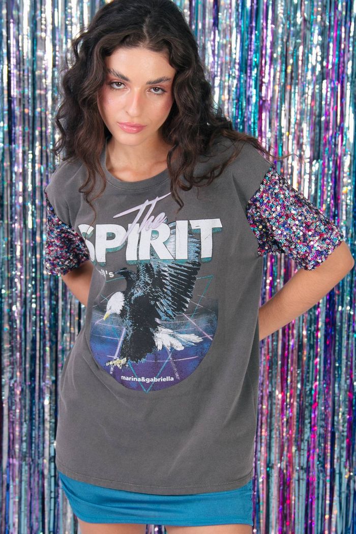 CAMISETA T-SHIRT BOYFRIEND CHUMBO COM MANGAS DE PAETÊ SPIRIT