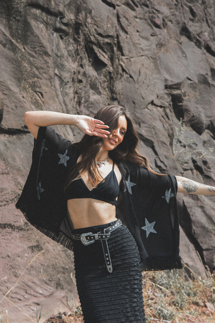 KIMONO PRETO COM ESTRELAS APLICADAS E FRANJA