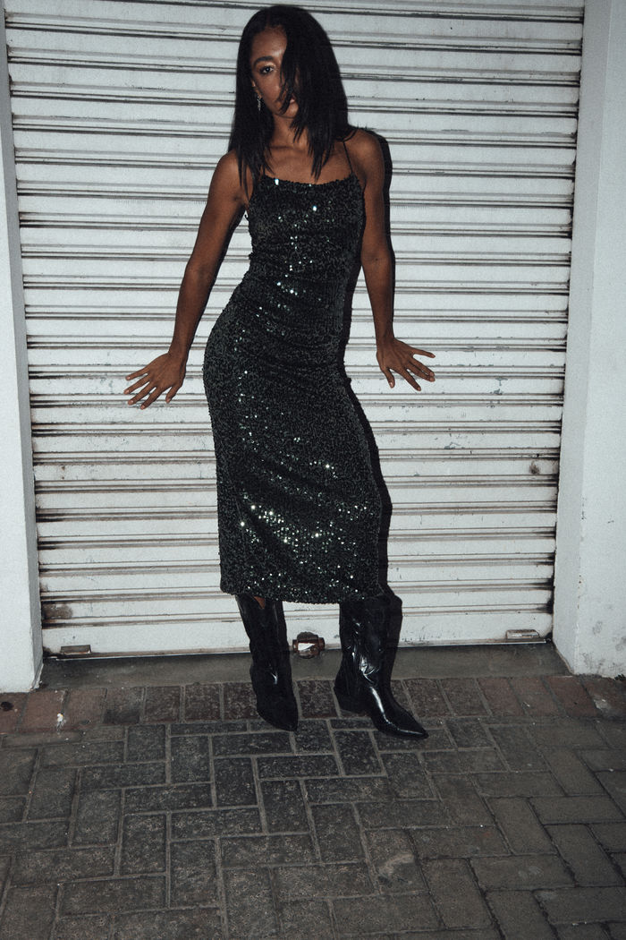 VESTIDO LONGO DE PAETÊ VERDE COM COSTA ABERTA