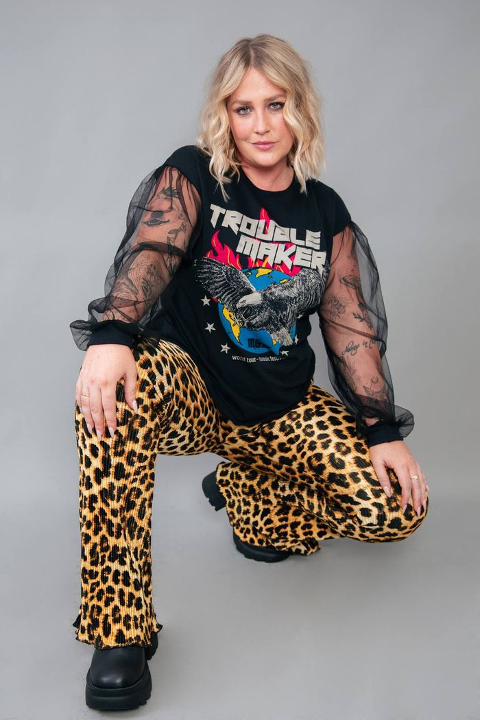 CALÇA FLARE DE ONCINHA PLISSADA