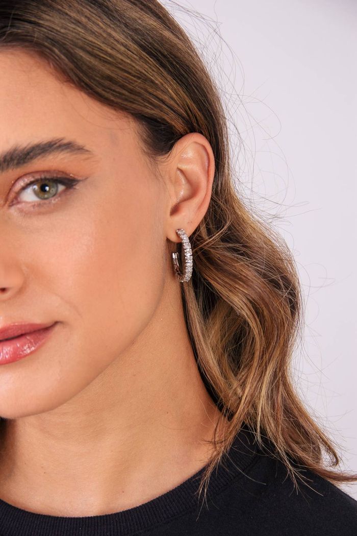 ARGOLA PRATEADA COM ZIRCÔNIAS