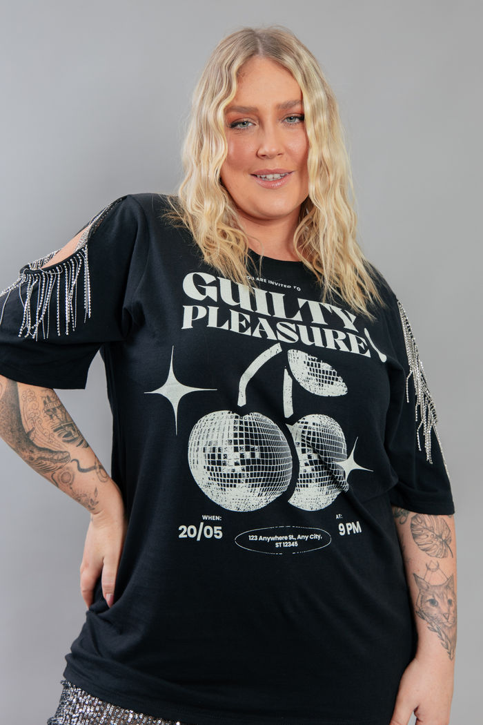 CAMISETA T-SHIRT PRETA COM FRANJAS STRASS NO OMBRO GUILTY