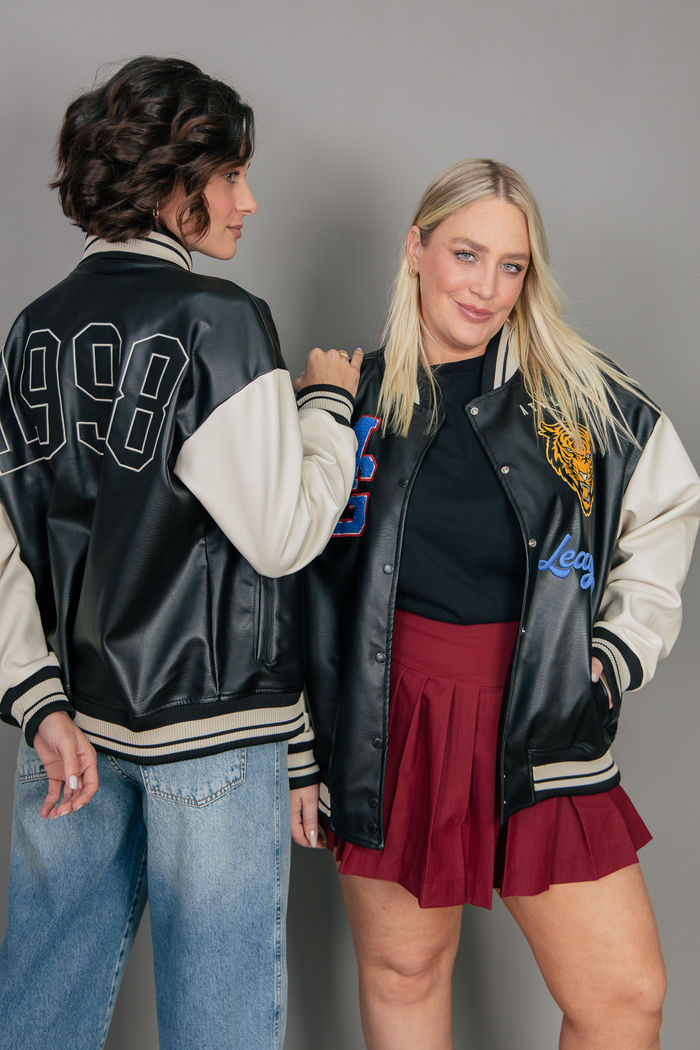 JAQUETA BOMBER DE COURO SINTÉTICO PRETO E OFF WHITE