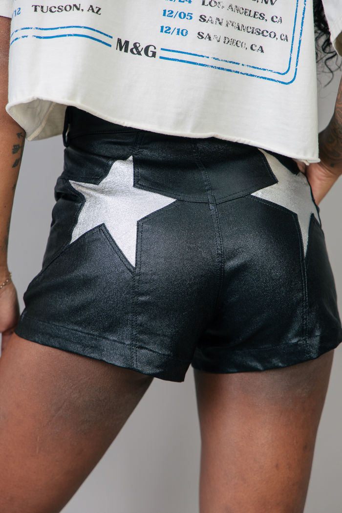 SHORT HOT PANT PRETO COM ESTRELA PRATA