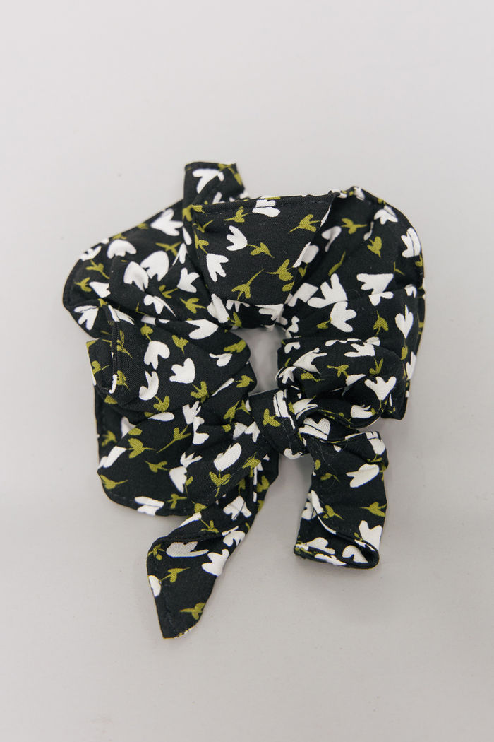 SCRUNCHIE FLORAL LIBERTY PRETO