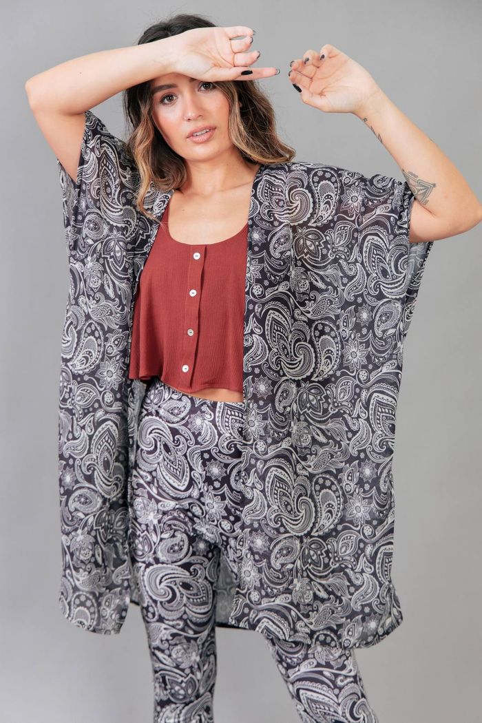 KIMONO AMPLO COM TRANSPARÊNCIA