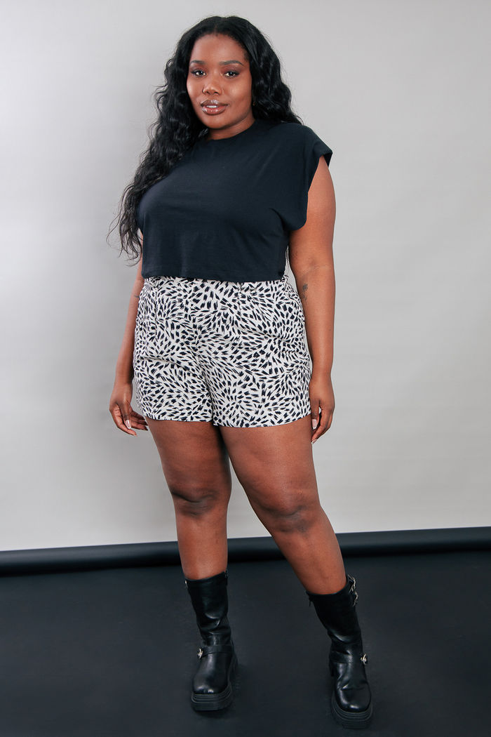 SHORT COM BOLSO FACA ESTAMPADO