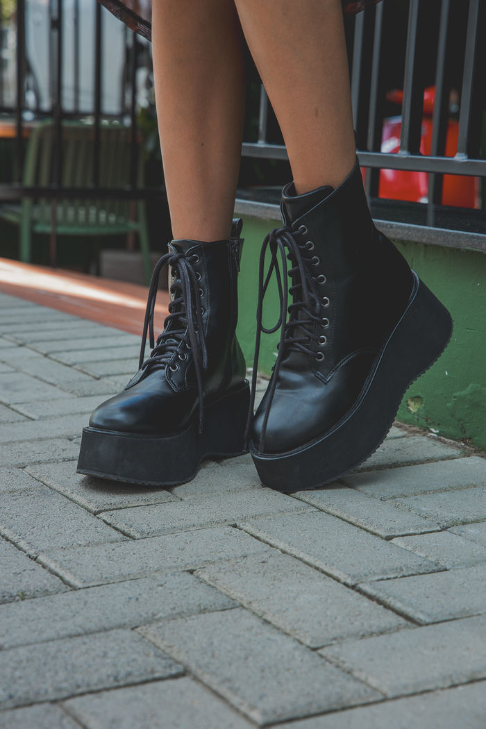 COTURNO PLATAFORMA COM CADARÇO PRETO