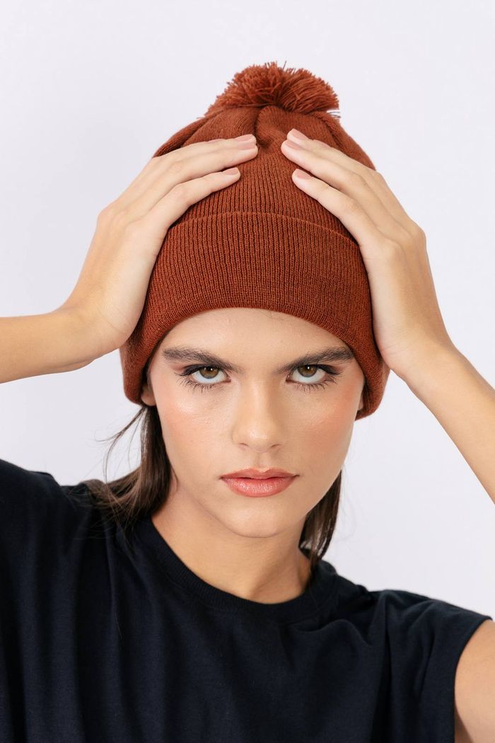 GORRO MARROM COM POMPOM