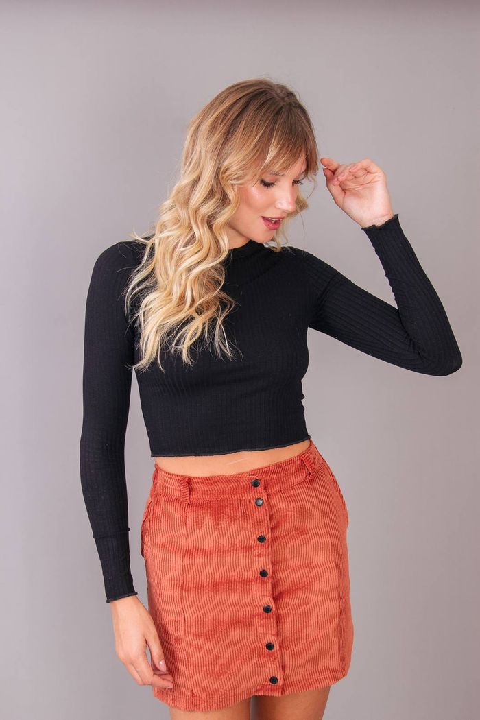BLUSA CROPPED CANELADA PRETA