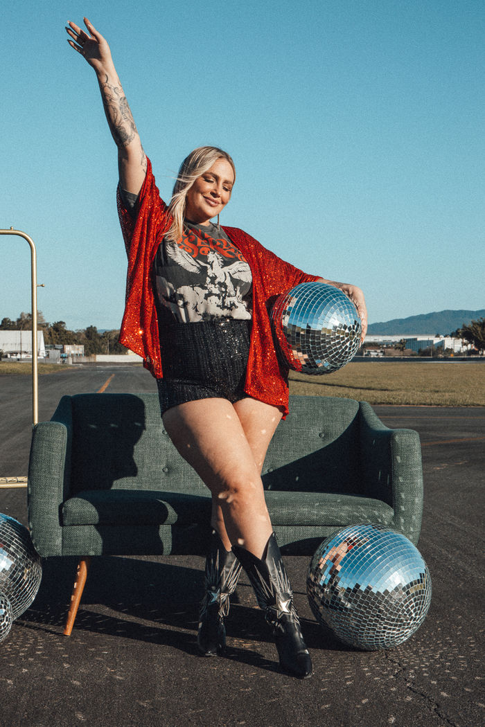 KIMONO AMPLO DE PAETÊ VERMELHO COM BORDADO MOUTH