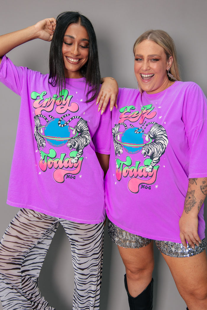T-SHIRT OVERSIZED ROXA ENJOY TODAY
